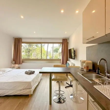 Moderne - Parking - Proche De La * Cannes